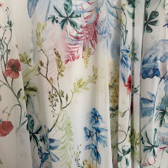 Beautiful dress, upper bodice with flowy floral design on the skirt - Picture 3 of 5